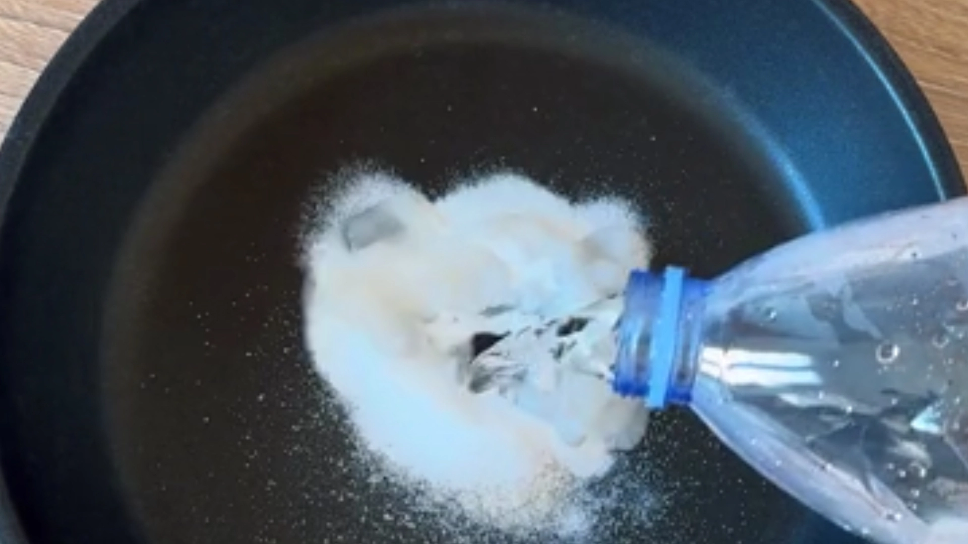Han blander salt, sukker og vann: Se hva som skjer