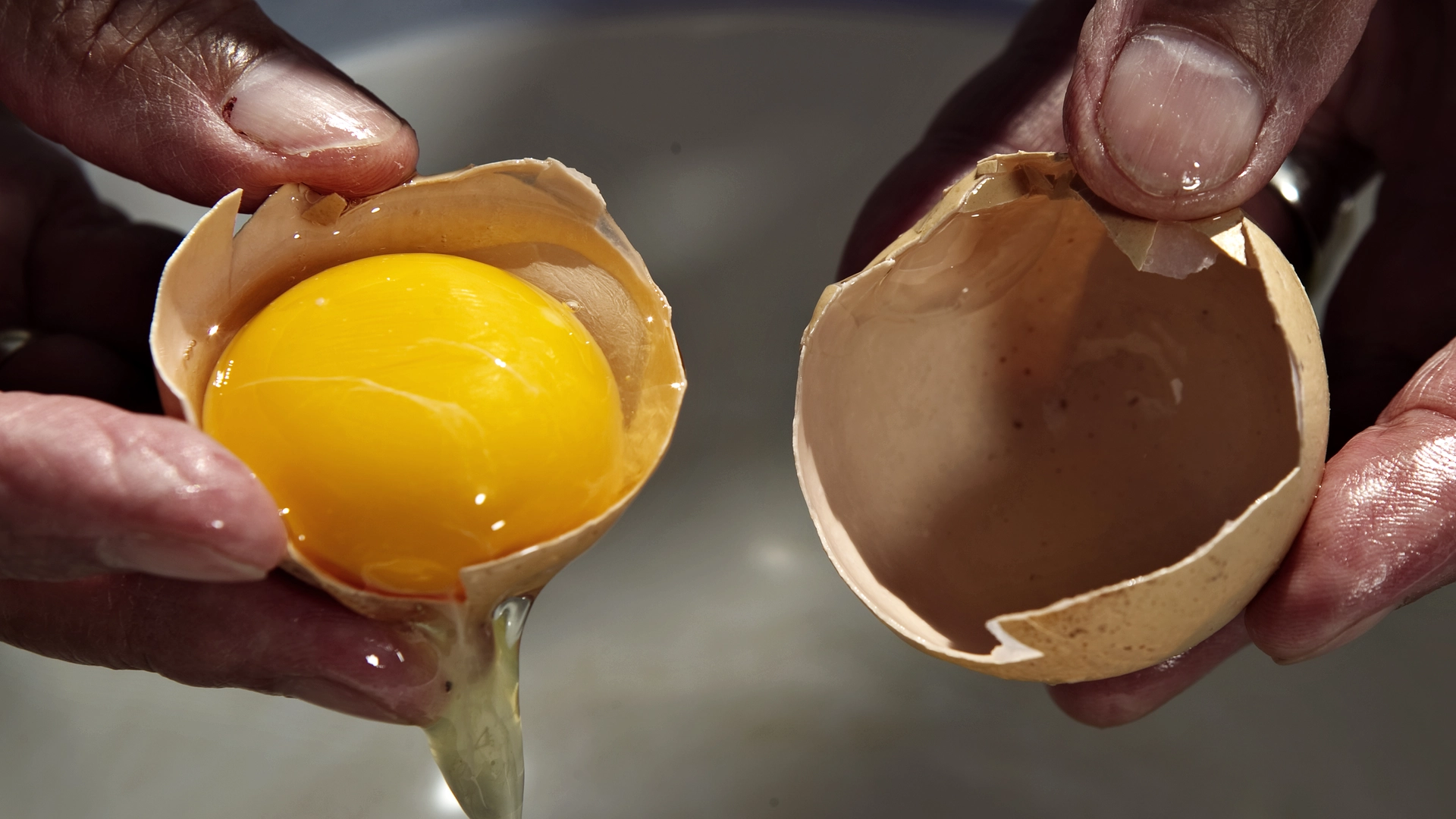 Derfor blander folk vaskemiddel med eggeskall – trikset som overrasker