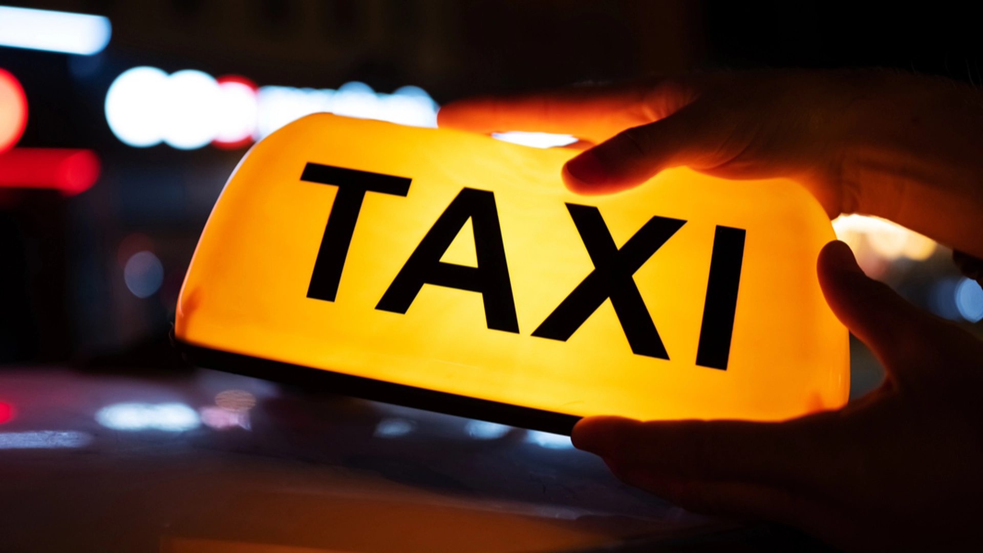 Mann forlater taxien: Når taxisjåføren ser i baksetet får han sjokk