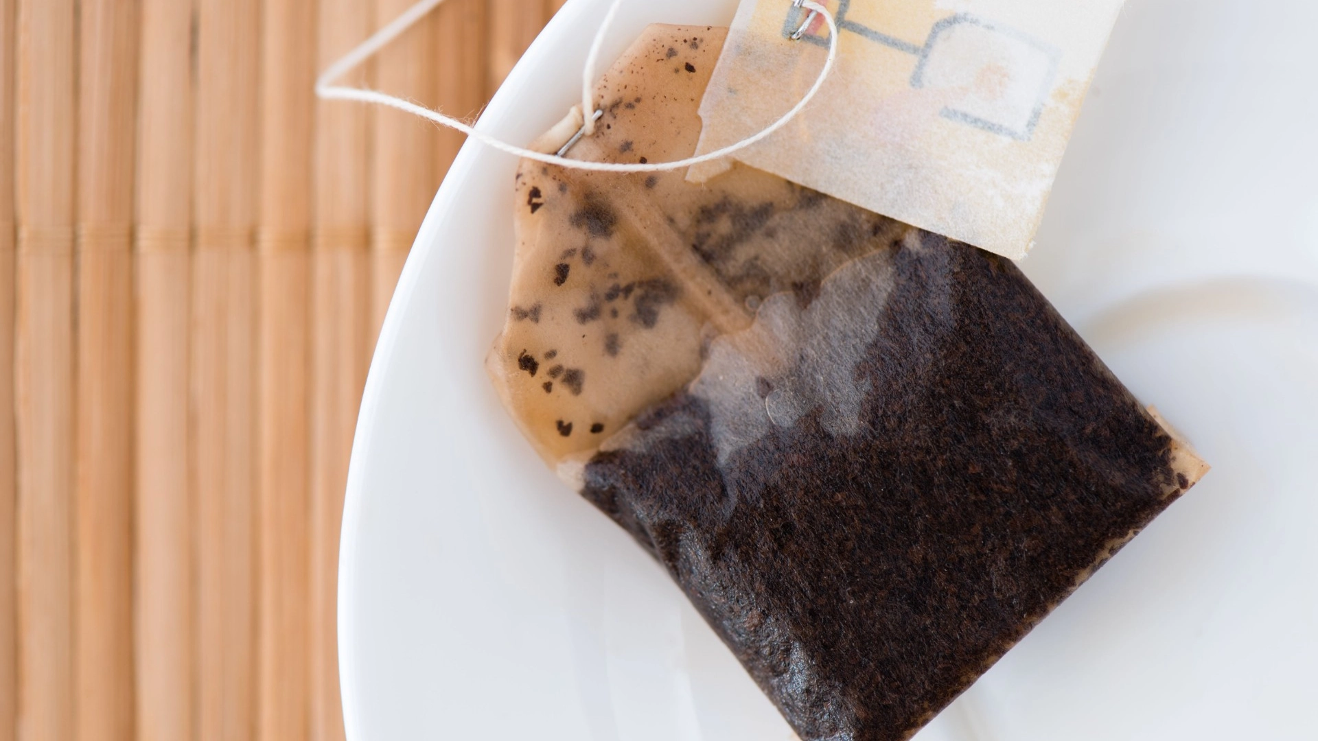 De fleste kaster teposen etter bruk: Kan gjøre mirakler i hagen