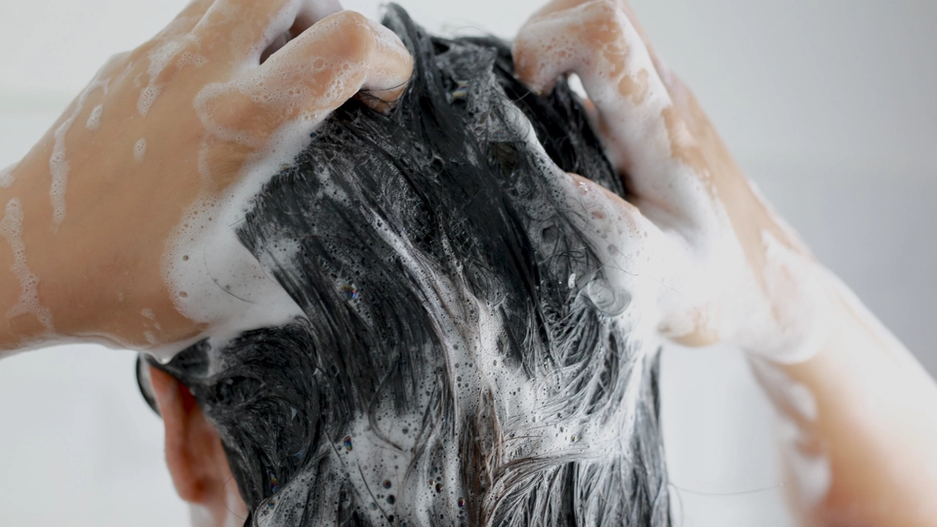 2 feil de fleste gjør i dusjen: Unngå dem og få sunnere hår