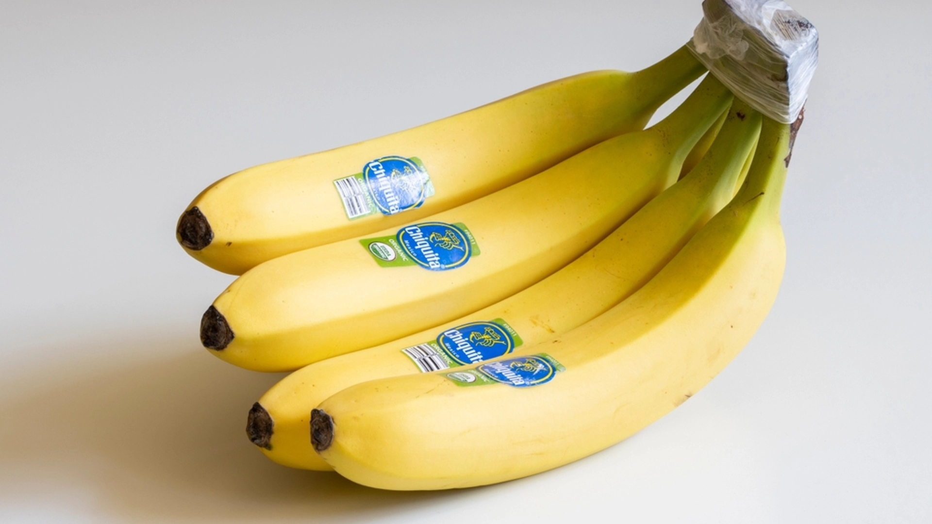 Nesten ingen vet hva klistremerkene på bananer avslører: Dette betyr de