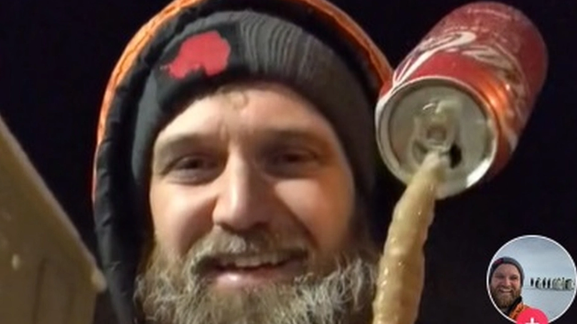 Slik ser det ut når du heller en Coca Cola i -57 grader