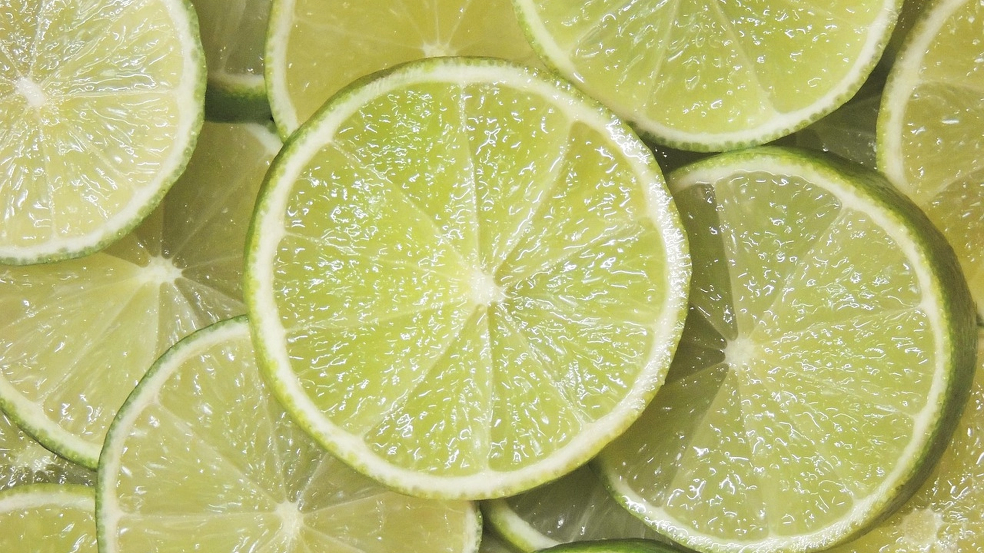 Skjær en lime og strø salt på den – har en helt spesiell effekt