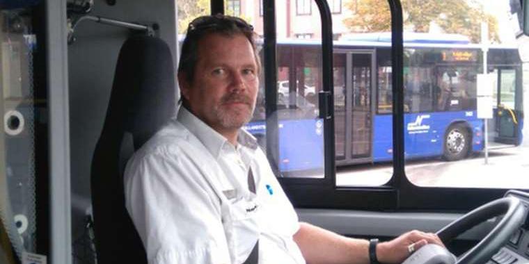 3 år gammel gutt oppførte seg merkelig på bussen: Da gikk sjåføren Peter på gasspedalen med engang og kjørte i motsatt retning
