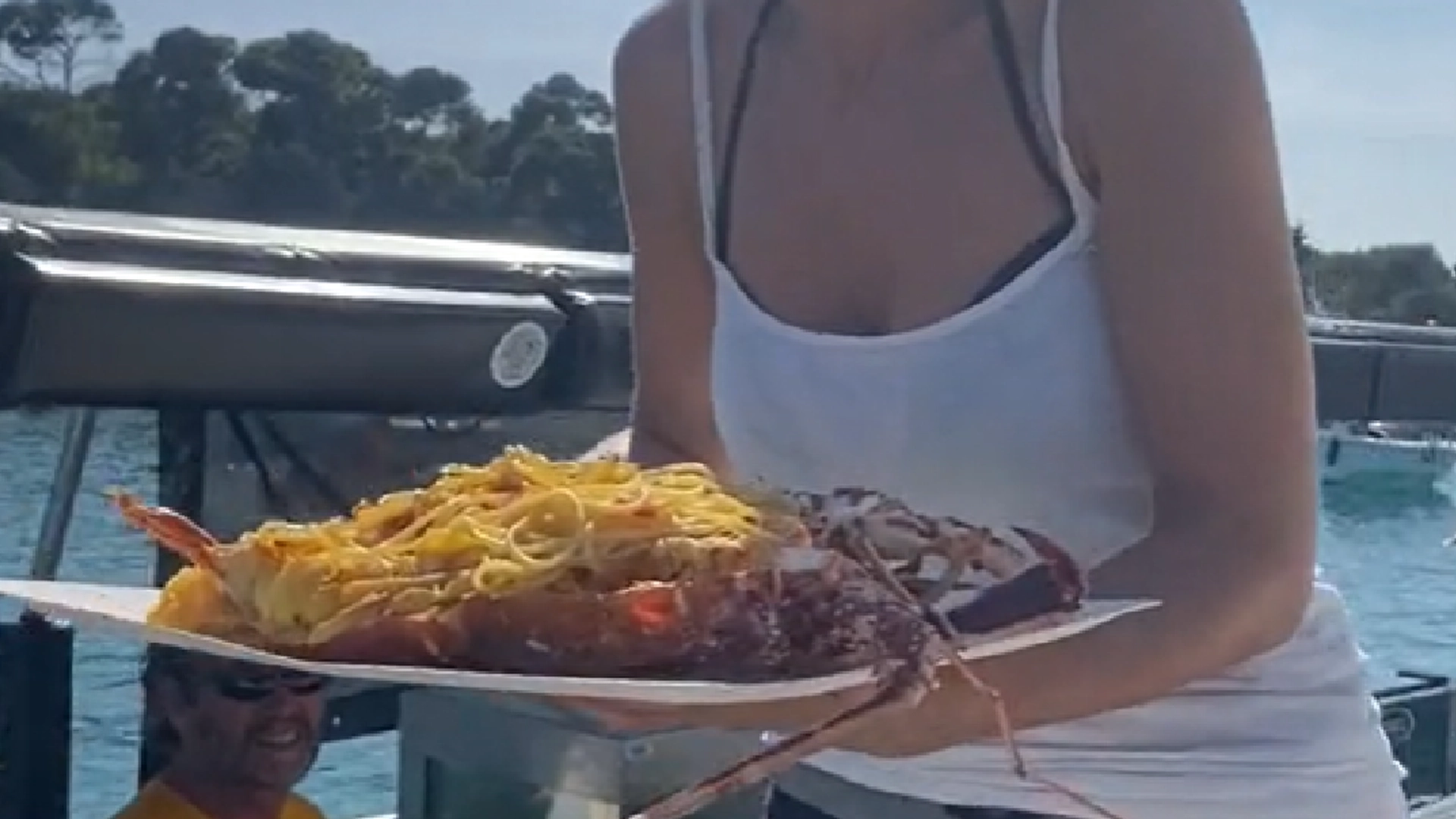 Turister trodde de bestilte en helt vanlig pasta – noen minutter senere renner kulden nedover ryggen
