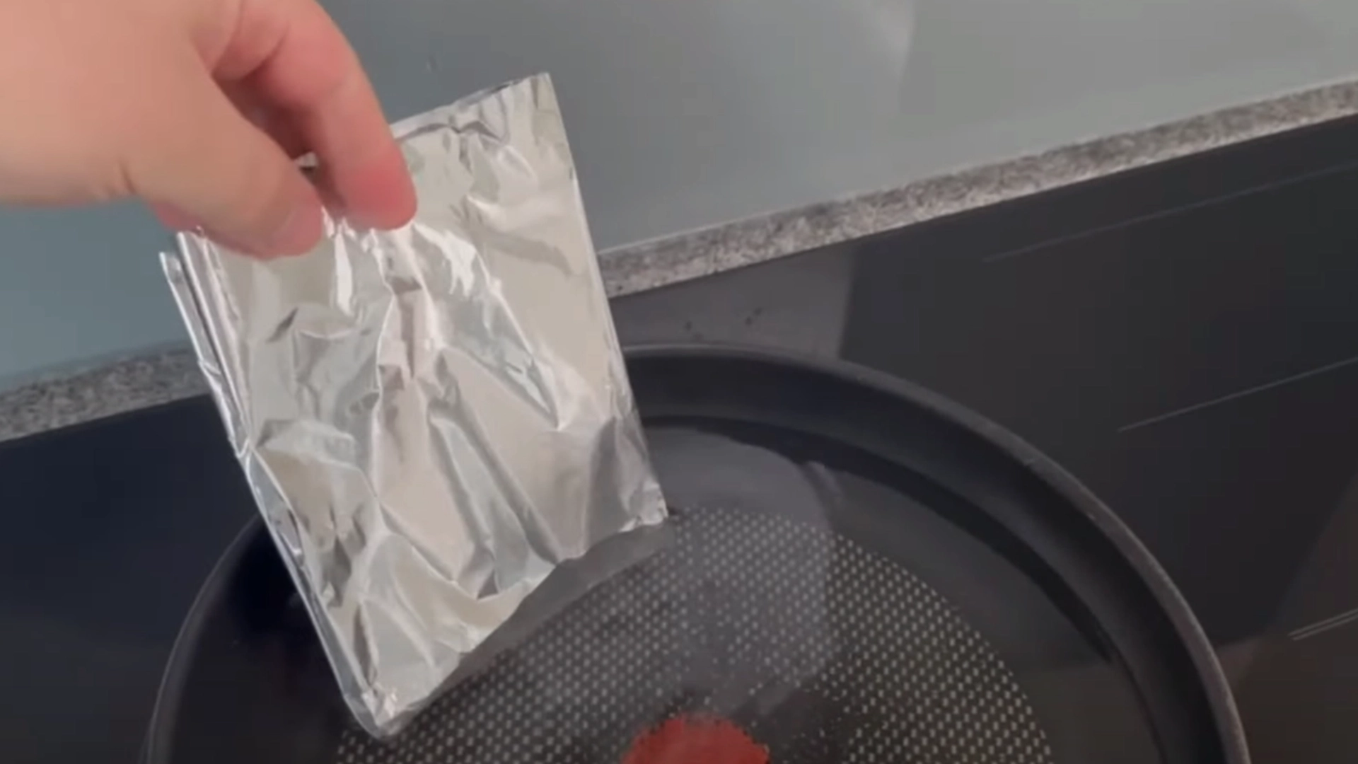Han legger aluminiumsfolie i kokende vann: Se magien som skjer