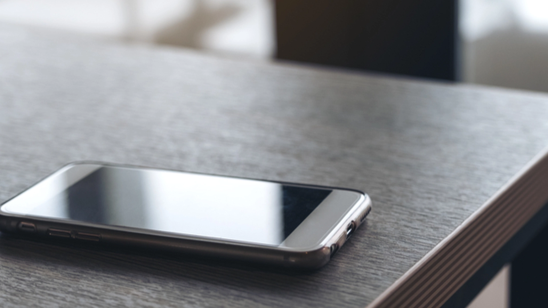 Sover du med mobilen ved siden av deg? Det kan påvirke mer enn du tror
