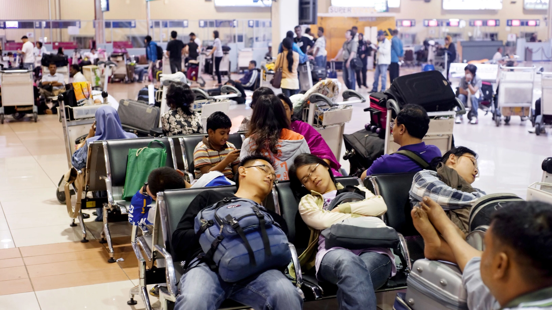 Skal du fly langt i sommer? Da bør du spise dette for å unngå jetlag