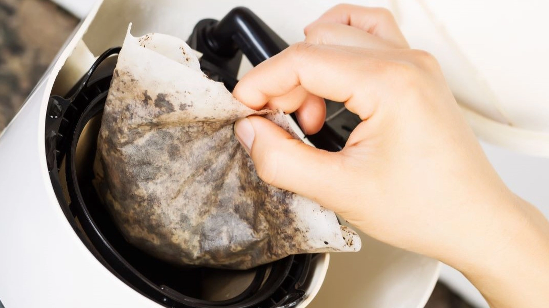 Advarsel til kaffeelskere: Sjekk kaffetrakteren umiddelbart for denne skjulte faren