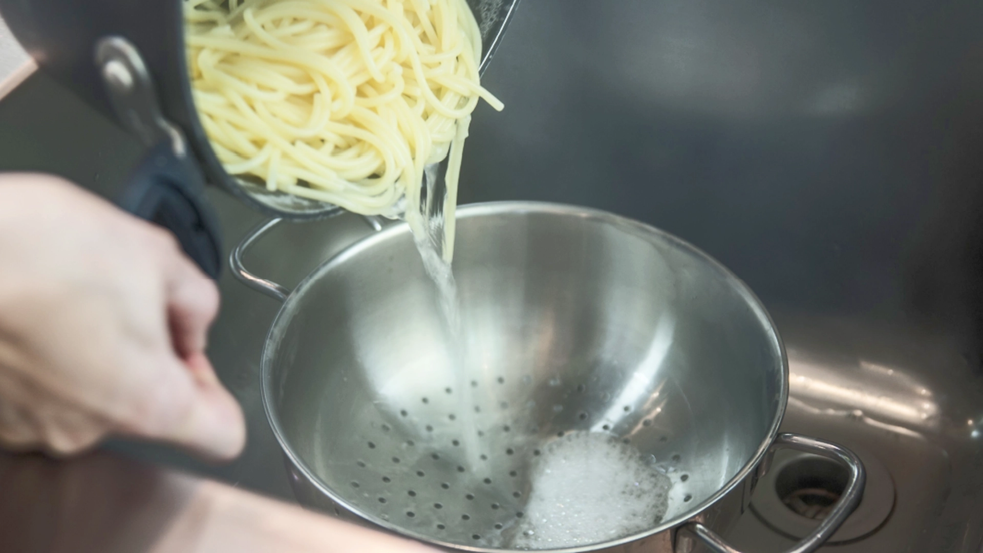 Pastavann kalles «flytende gull»: Her er grunnen til at du ikke bør helle det ned i vasken