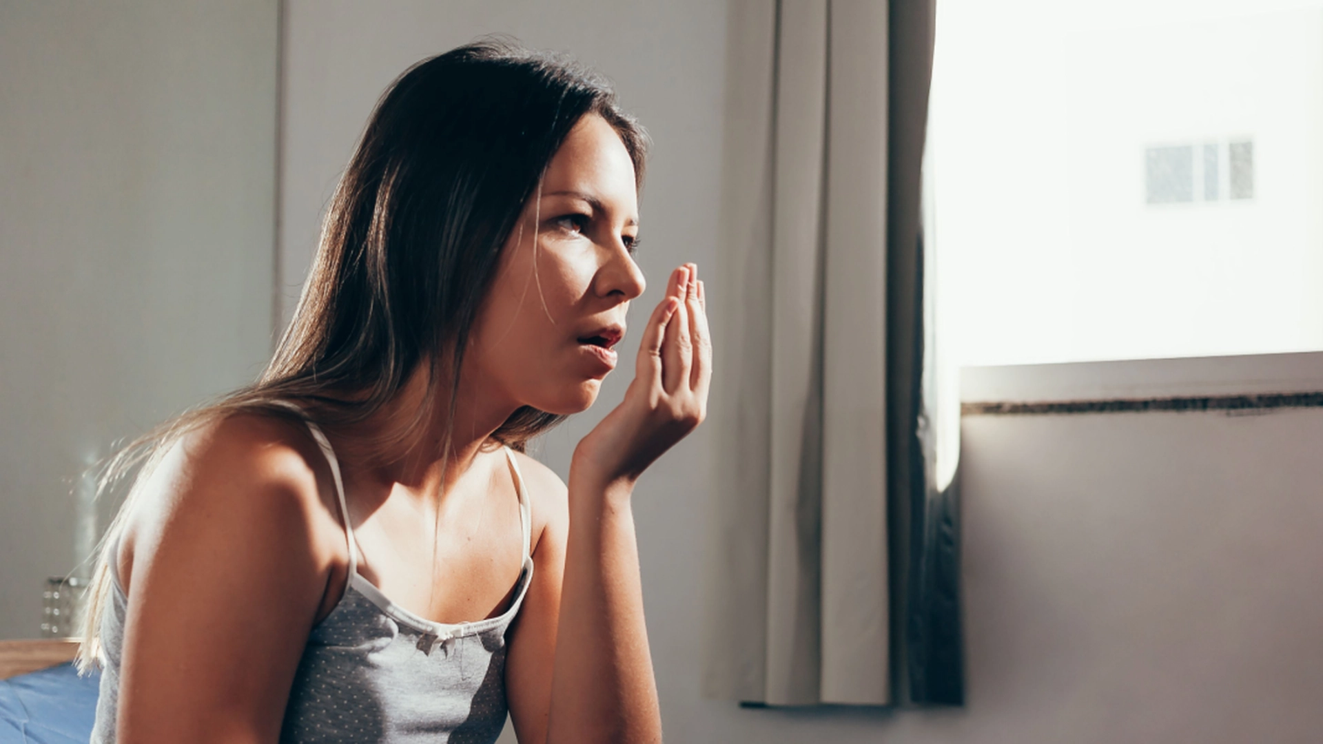 Derfor har du dårlig ånde om morgenen – og slik kan du forhindre det