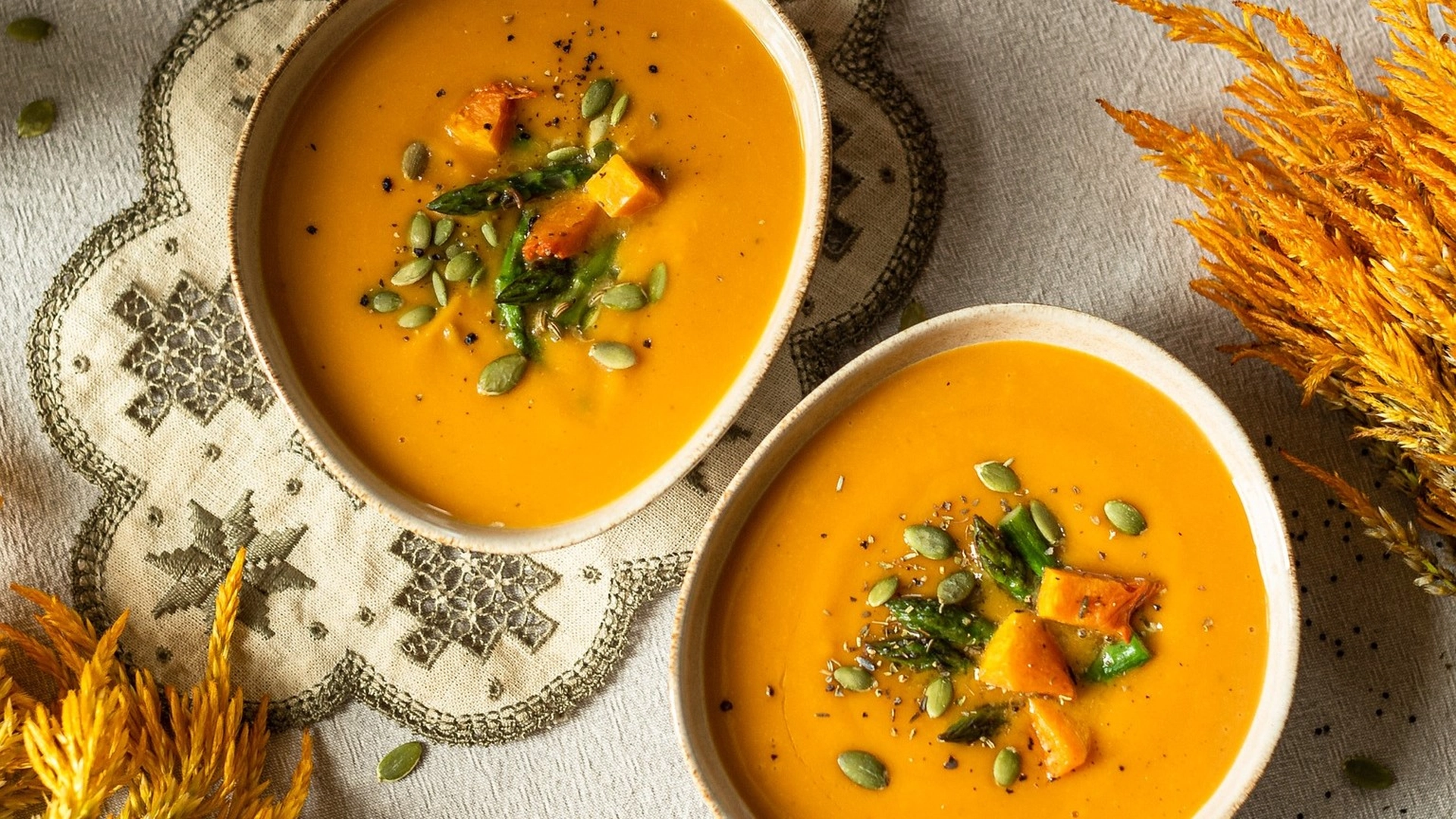 Prøv Jamie Oliver’s twist på klassisk gresskarsuppe for det perfekte høstmåltidet