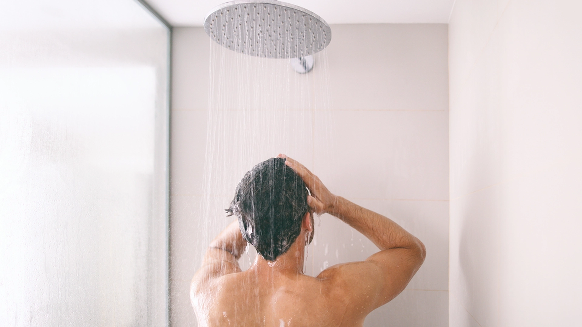 Legen avslører grusomme feil menn gjør i dusjen: Kan føre til alvorlig infeksjon