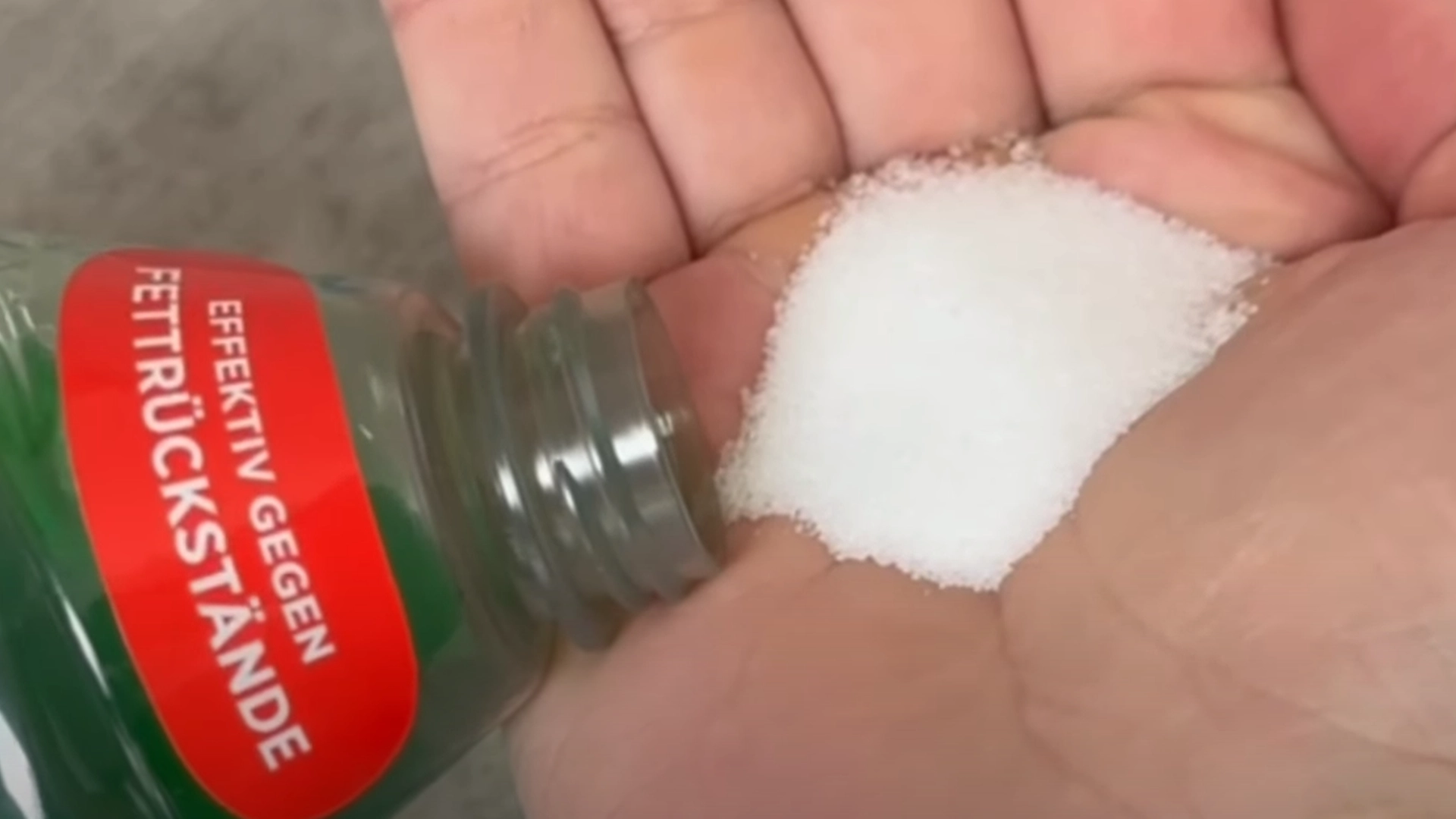 Vil du at rustfritt stål skal skinne igjen? Så bland salt, oppvaskmiddel og en uventet ingrediens