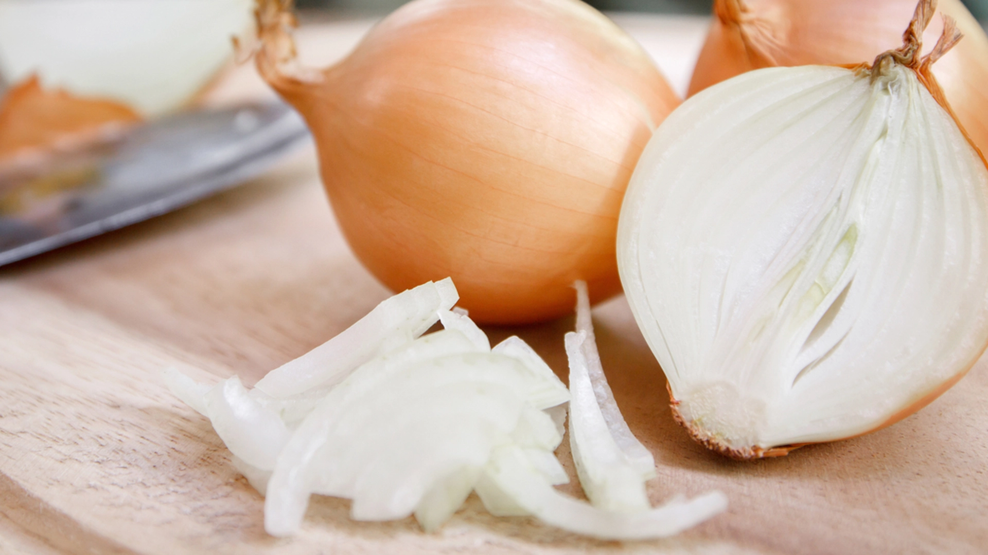 Du har hakket løk feil hele livet: Slik unngår du at øynene løper