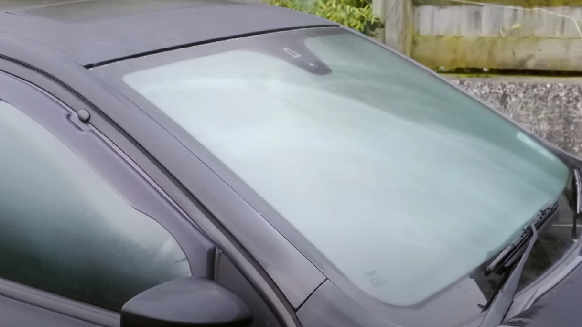 Mange nordmenn sliter med dugg og fuktighet i bilen: Slik blir du kvitt den enkelt