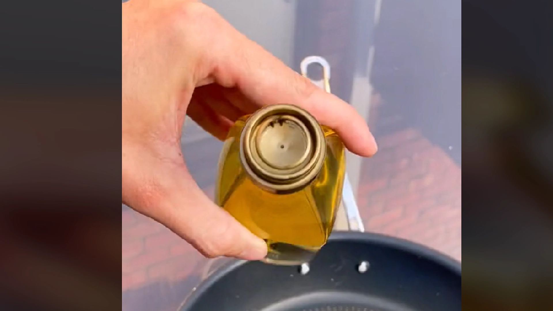 De fleste kaster den: Når du ser hva han gjør med plastkorken, vil du også prøve