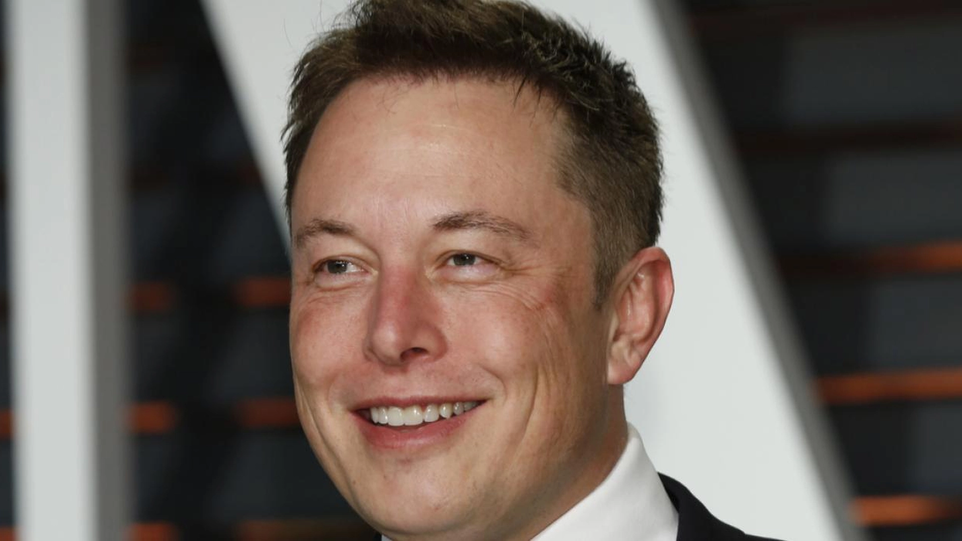 Elon Musk overrasker: Hjelper kontroversiell stjerne med å saksøke Disney