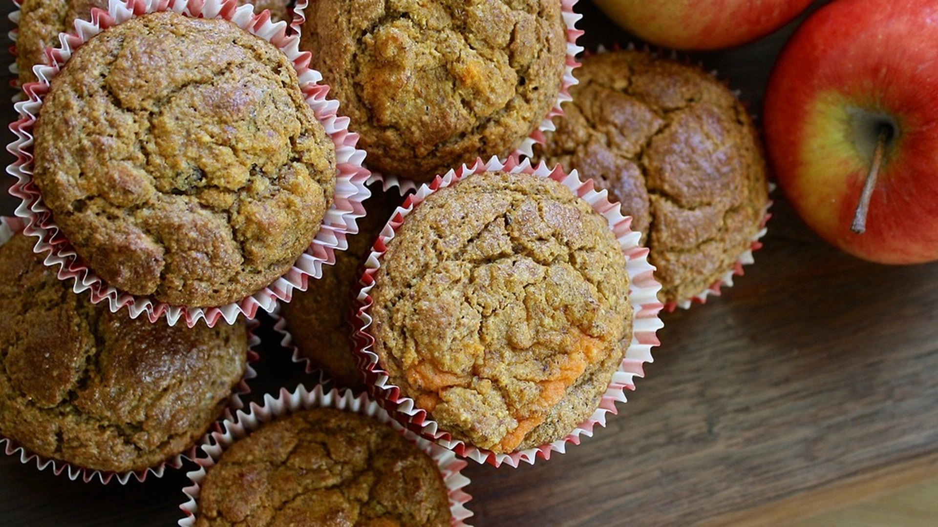 Mannen ser på at kona spiser en muffins for første gang – det som skjer videre gjør han sjokkert