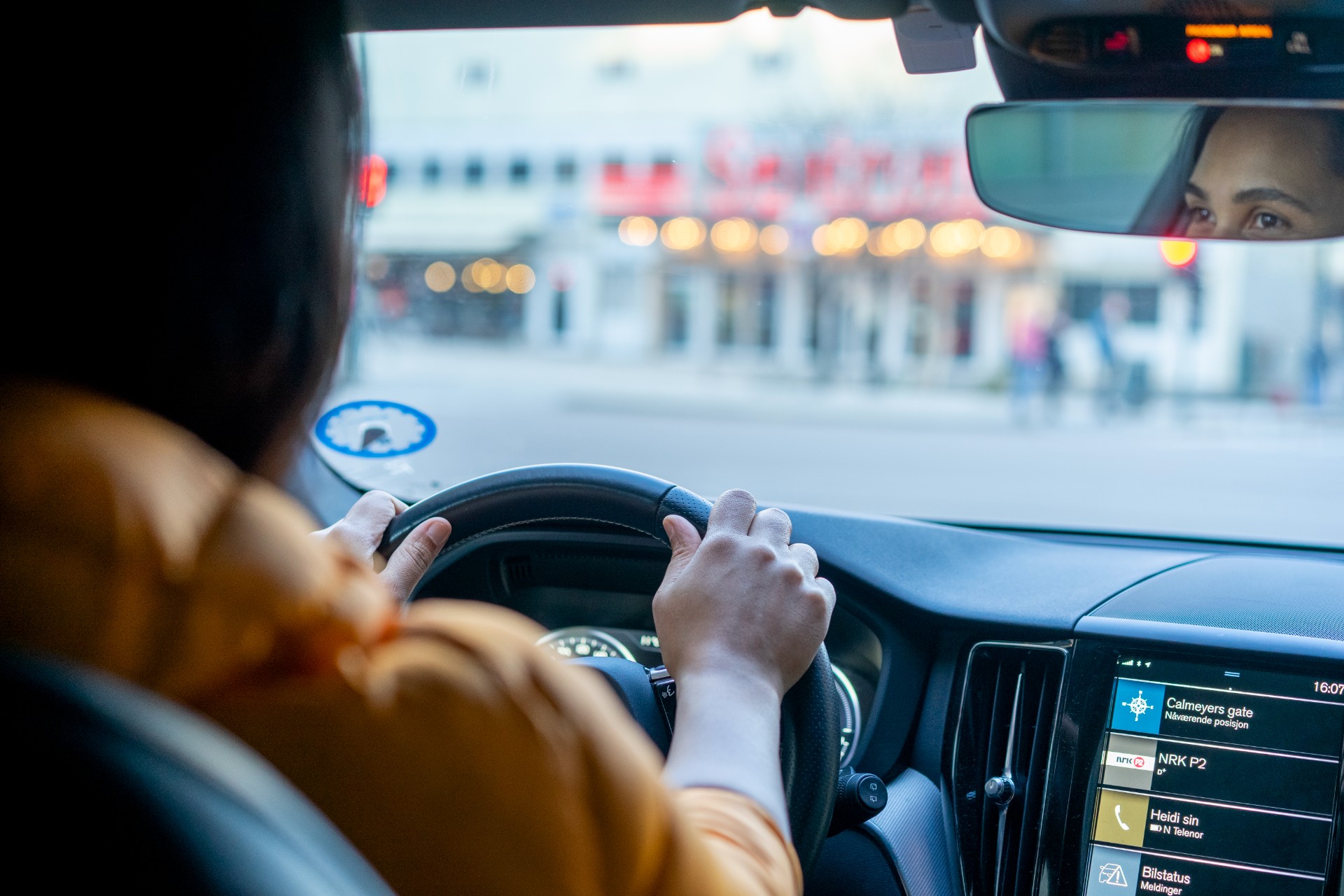 Ny undersøkelse. Hvem skader bilen oftes i trafikken?