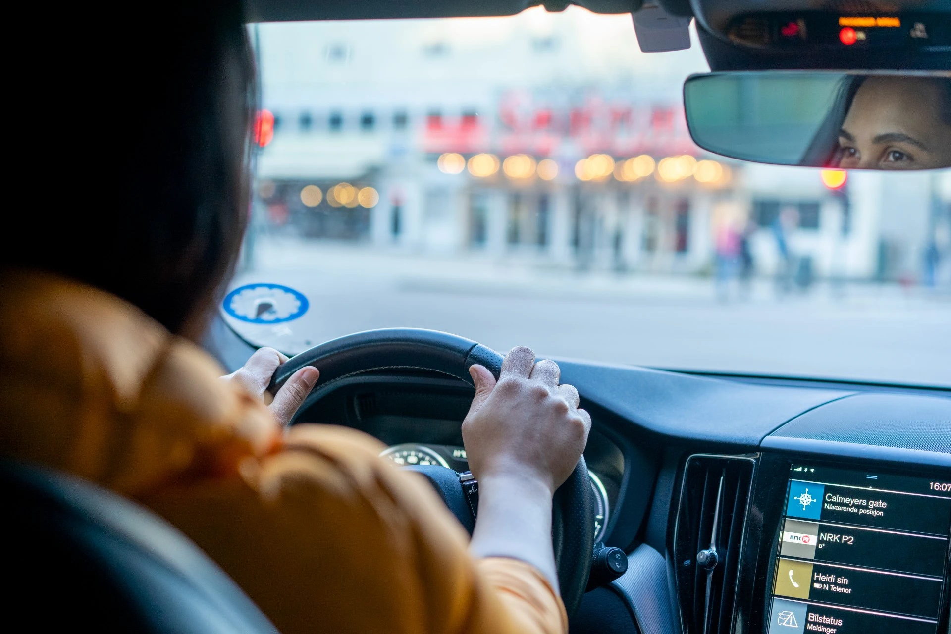 Ny undersøkelse. Hvem skader bilen oftes i trafikken?
