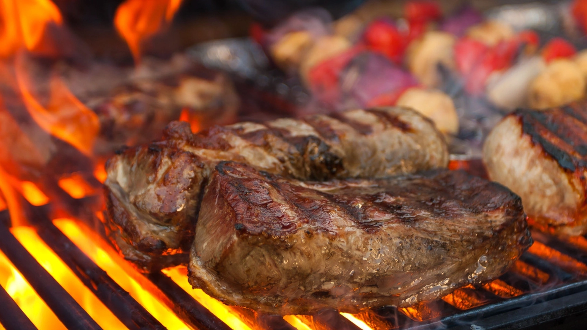 Fester kjøttet seg til grillen? Slik forhindrer du det på et blunk