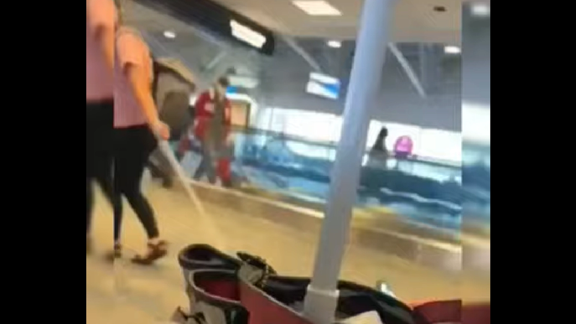 Folk kan ikke tro sine egne øyne når de ser videoen av moren på flyplassen: Når du ser det, renner det kaldt nedover ryggen din