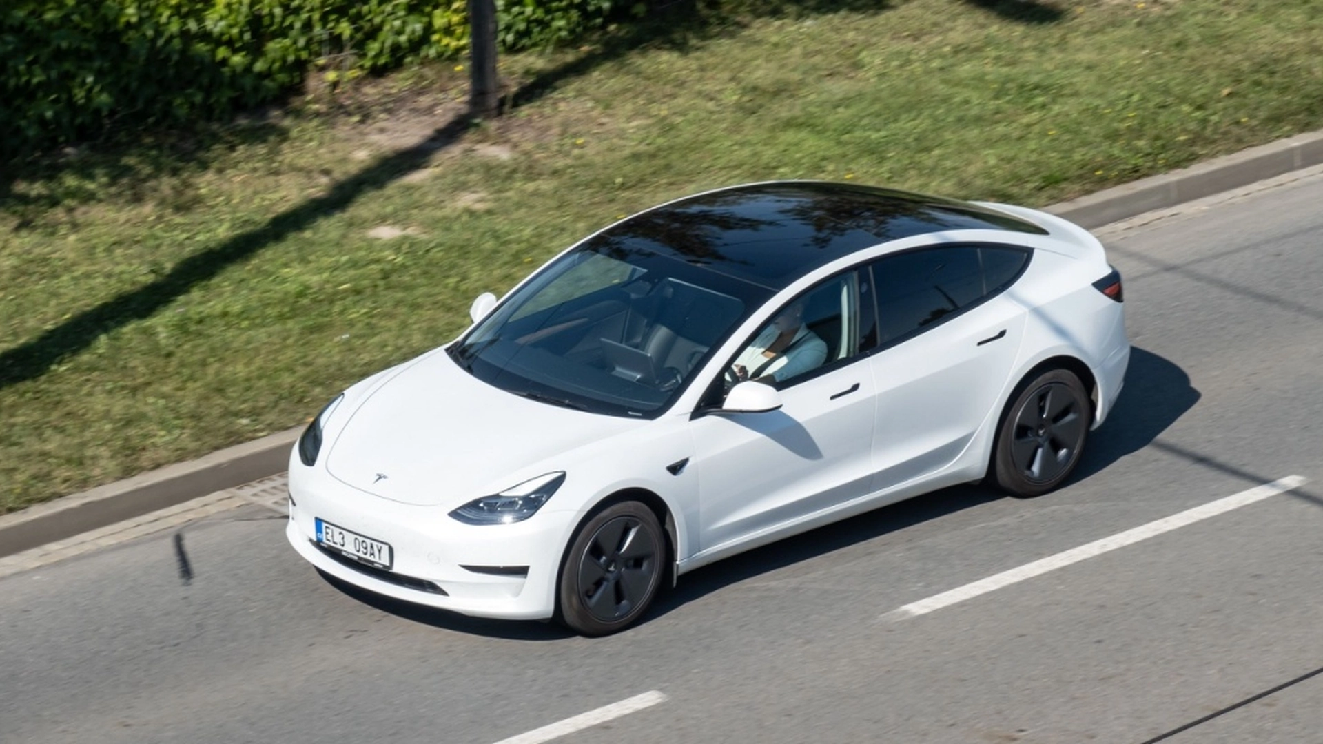 Kan det virkelig være sant? Tesla-eier siktet for 230.000 kroner for reparasjoner etter å ha kjørt i regnet