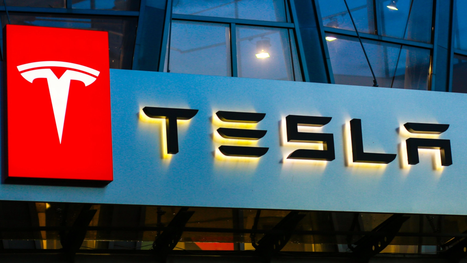 9 tidligere mekanikere bekrefter: Slik har Tesla luret kunder i årevis