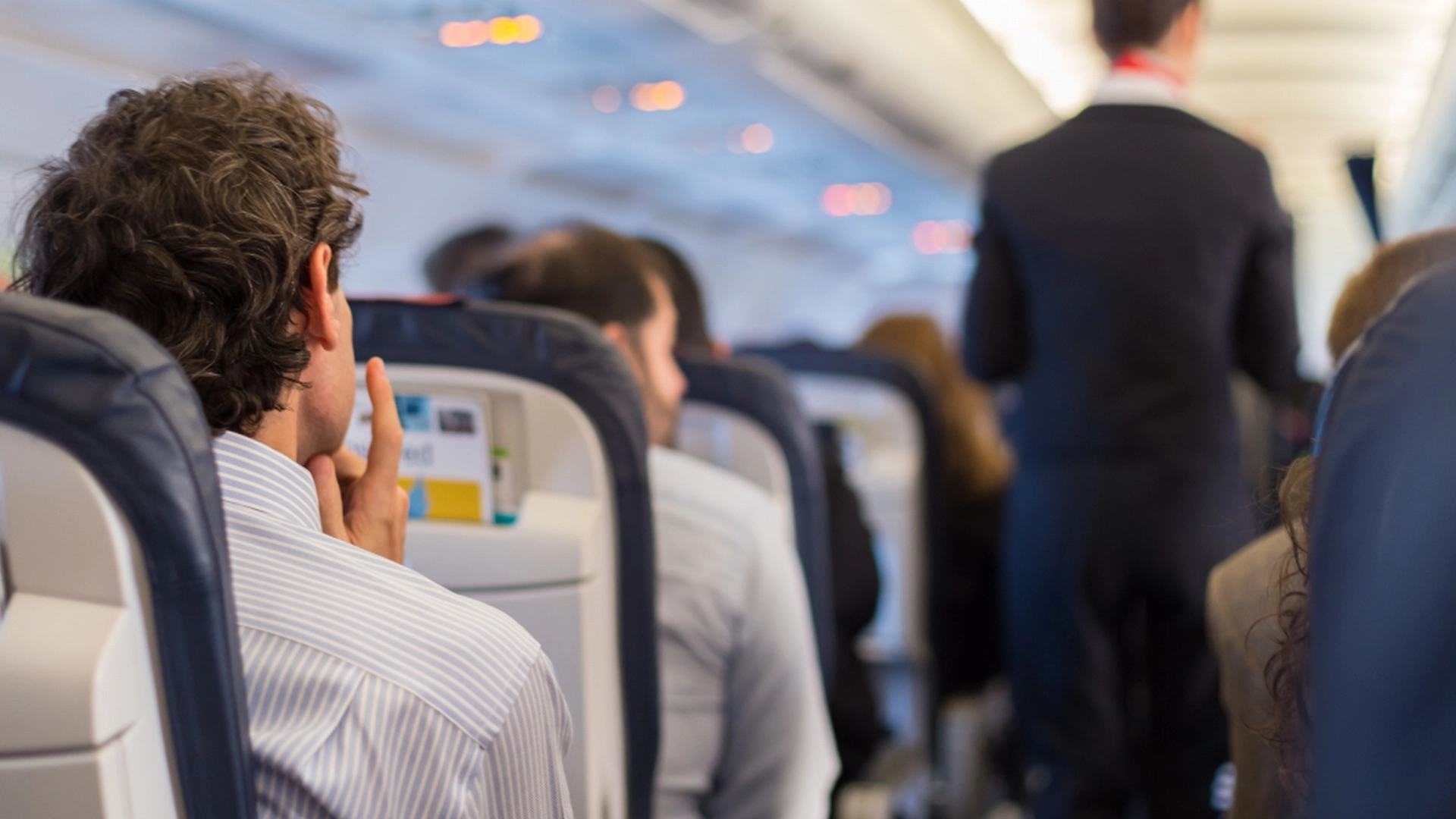 Flyselskapet beklager offentlig: Du vil ikke gjette hva de endte opp med å sette på folks skjermer