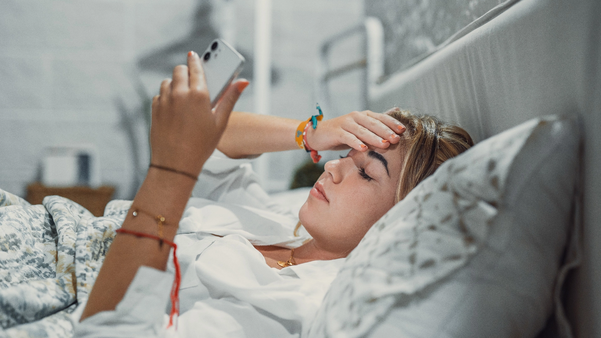 Derfor bør du unngå å scrolle på telefonen om morgenen
