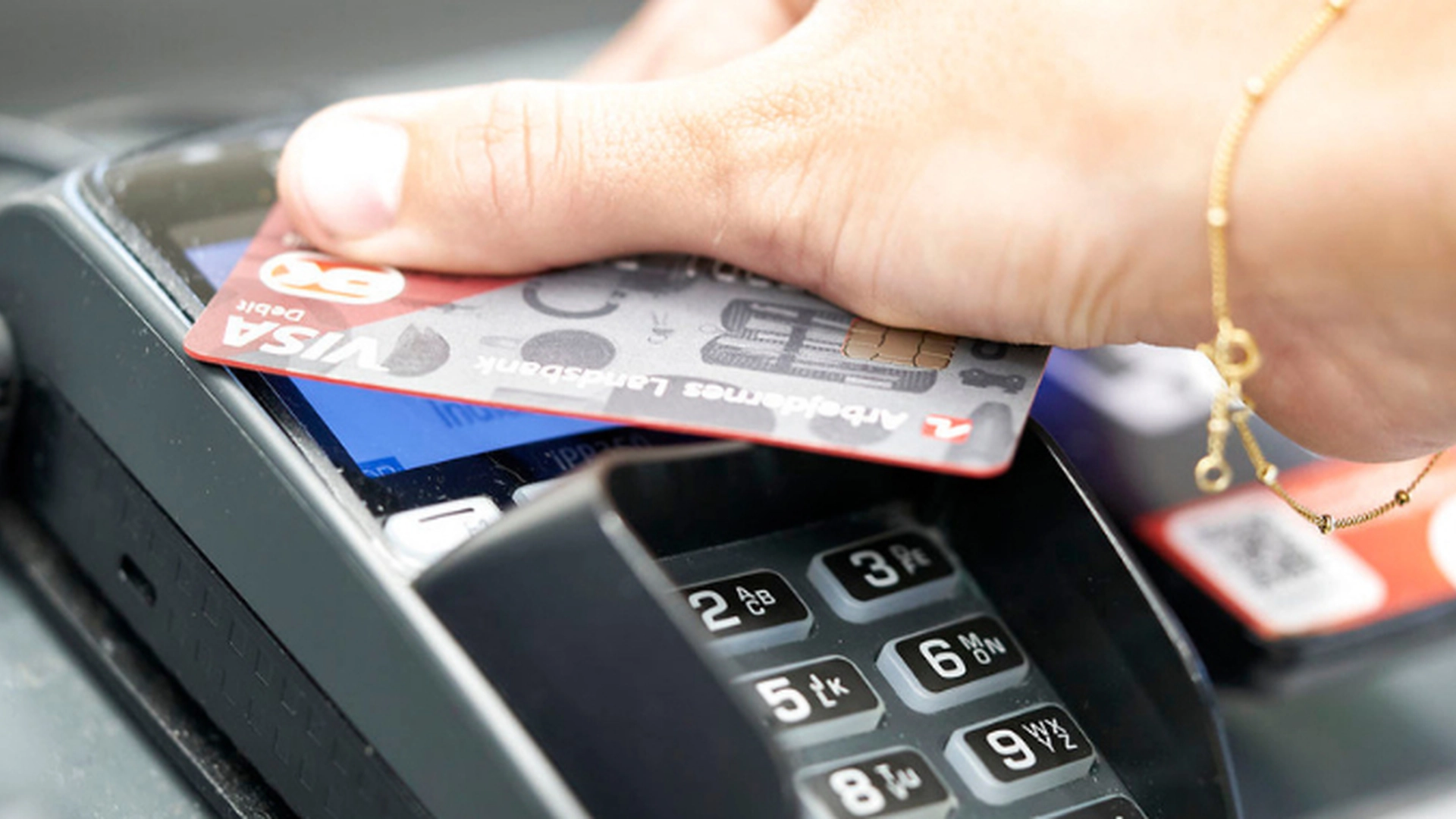 Betaler du med ‘kontaktløst’ i utlandet? Vær forsiktig! Følg disse fire tipsene før du sveiper