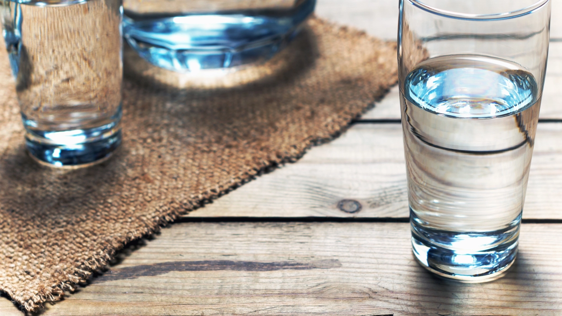 Ekspertens råd: Så mye vann bør du drikke daglig