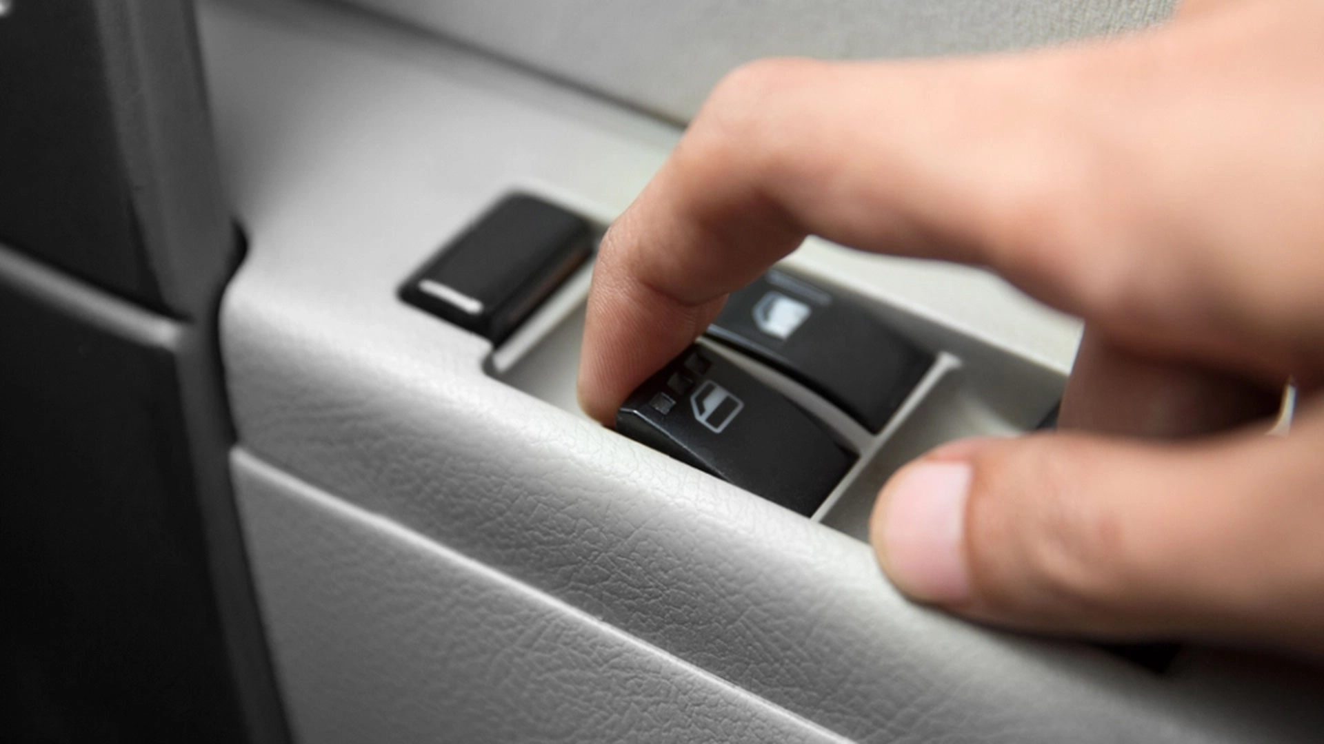 Mekaniker deler 20-sekunders tips: Slik løser du problemer med de elektriske vinduene i bilen