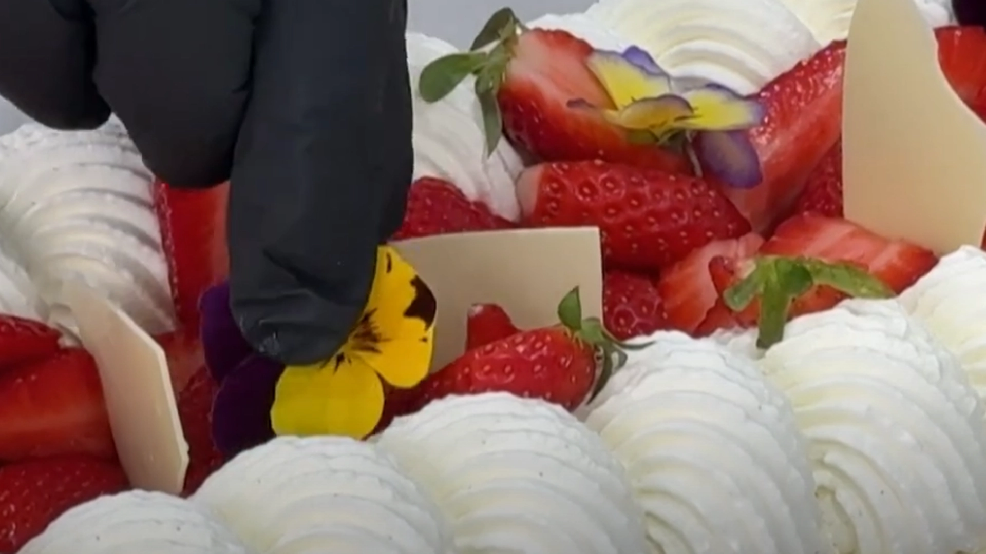 Konditor har laget verdens største jordbærkake: Se hvor stor den er!