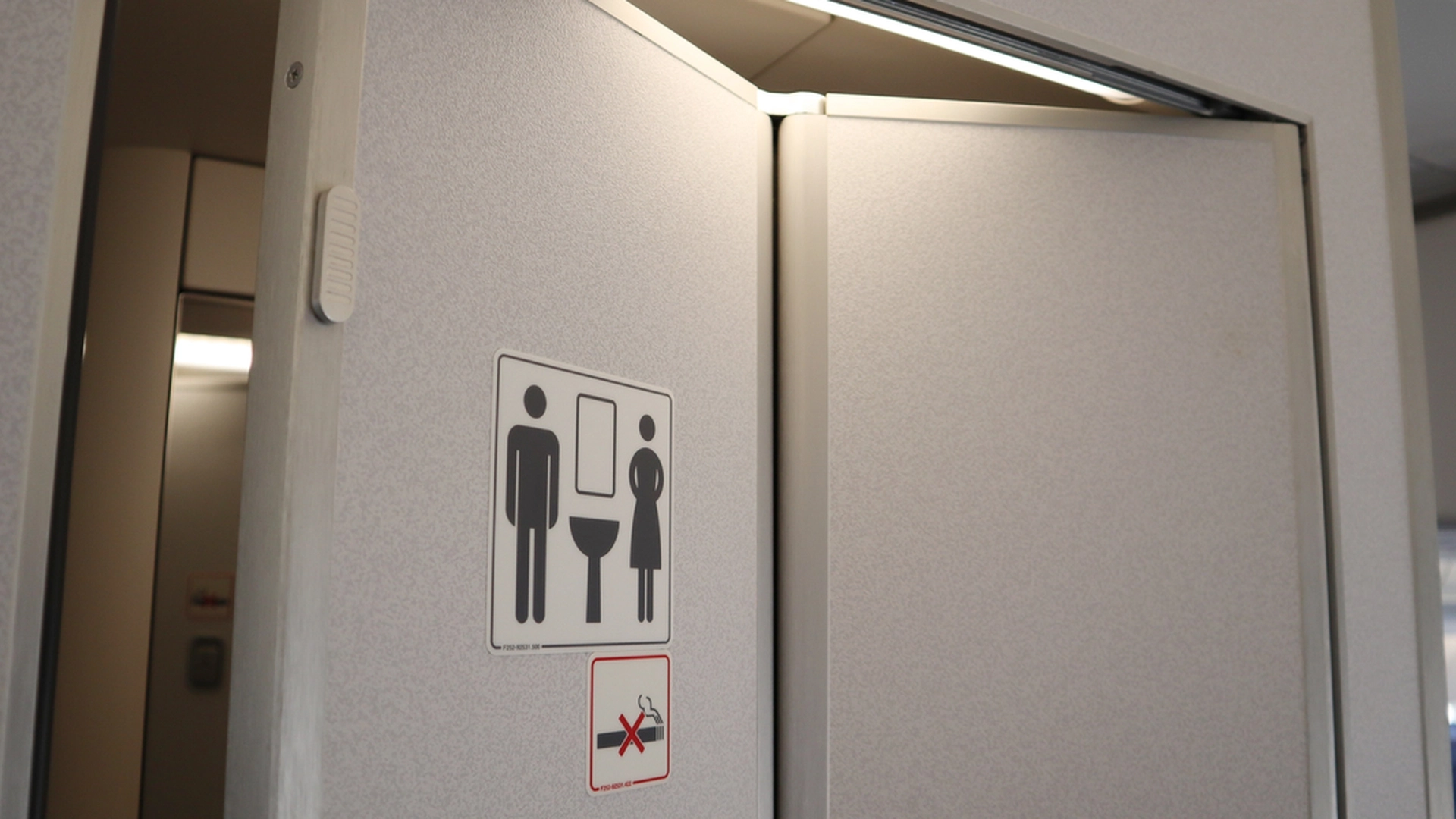 Folk blir overrasket: Piloten avslører hva som skjer med avføring når du bruker flytoalettet
