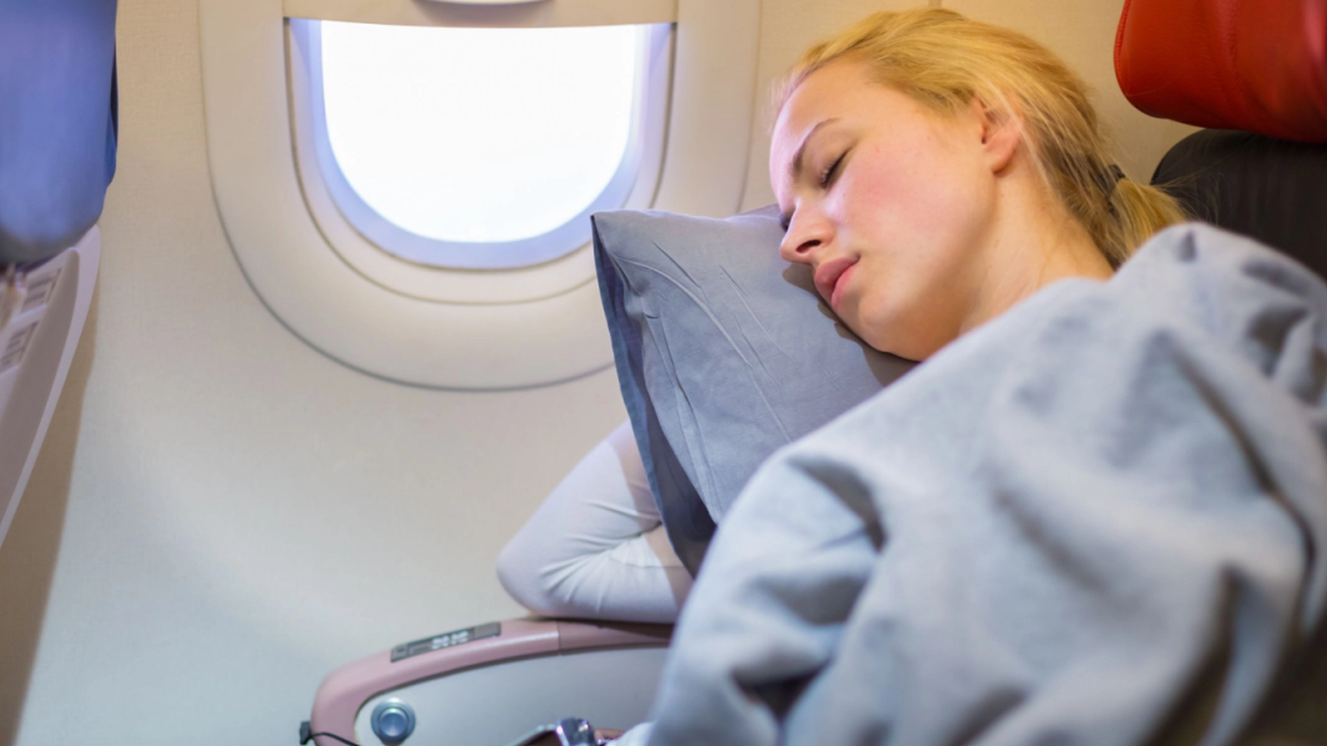 12 tips for å hjelpe deg med å sove hvis du skal på en lang flytur