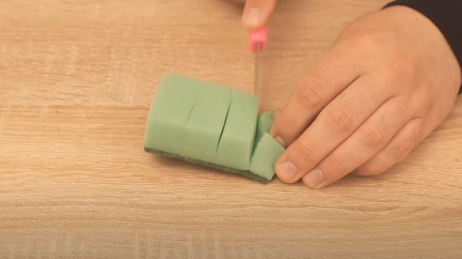 Han klipper linjer i kjøkkensvampen sin: Du vil bli overrasket når du ser magien skje