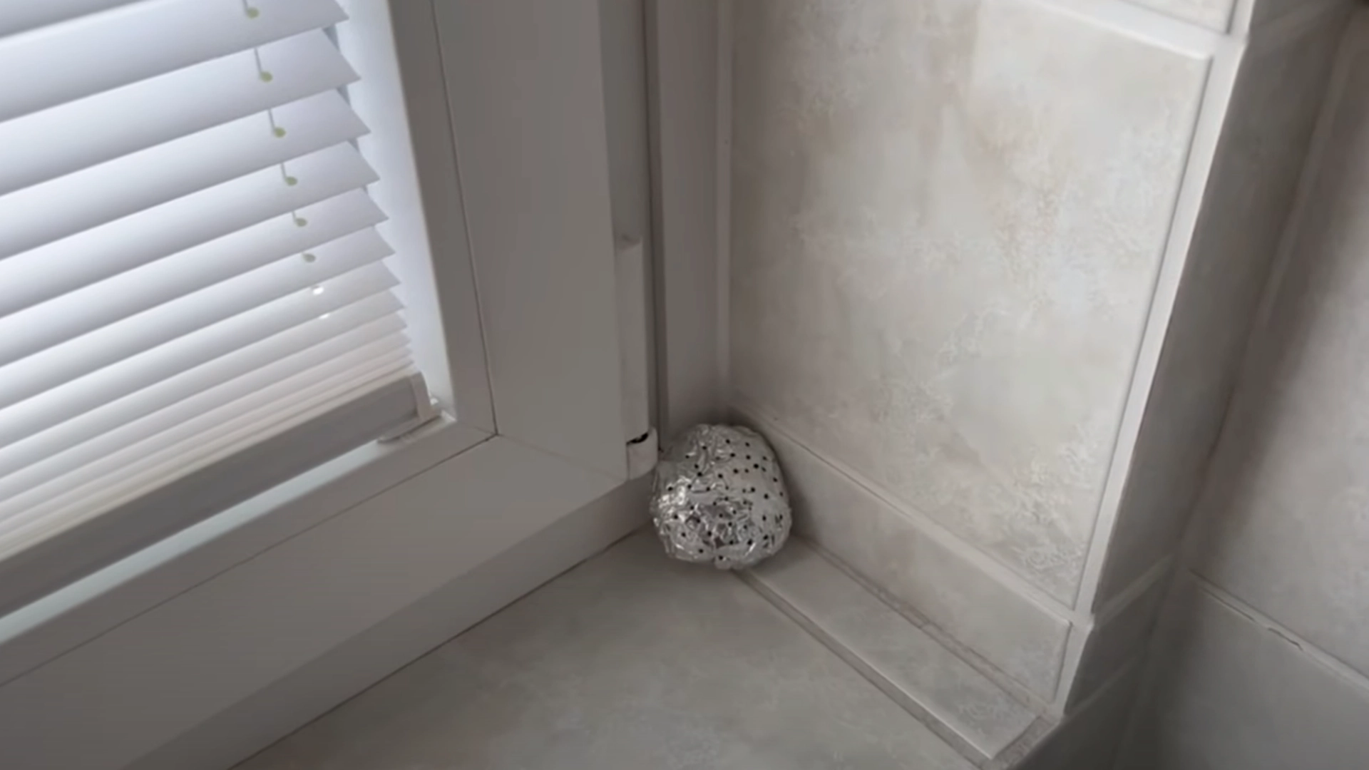 Han legger en sølvpapirkule med helt spesielt innhold i vinduskarmen: Så skjer magien