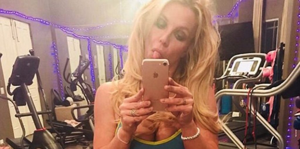 Se bildene: Britney Spears viser frem sin veltrente kropp i sports-bh og mini-shorts