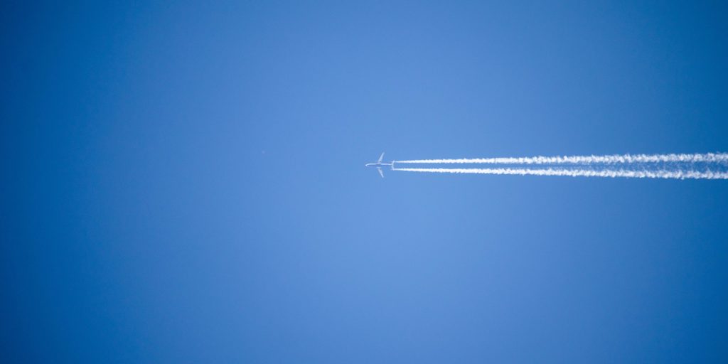 Derfor etterlater mange fly hvite «striper» i luften