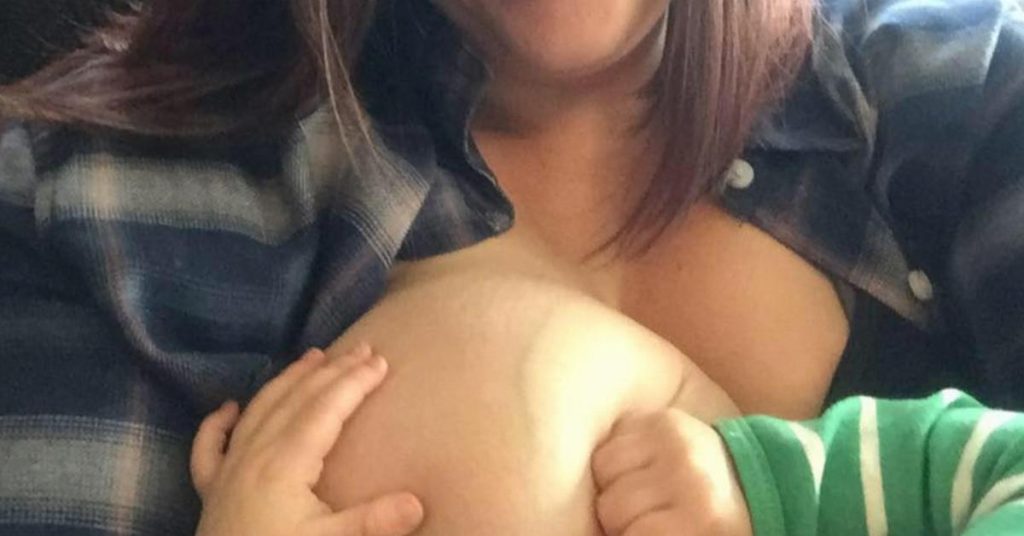 Mor til seks tar et ammebilde av seg selv – men hold øye med babyens hånd