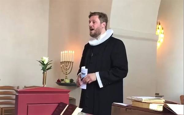Konfirmanter rørt til tårer i dansk kirke: Fikk stor overraskelse av presten