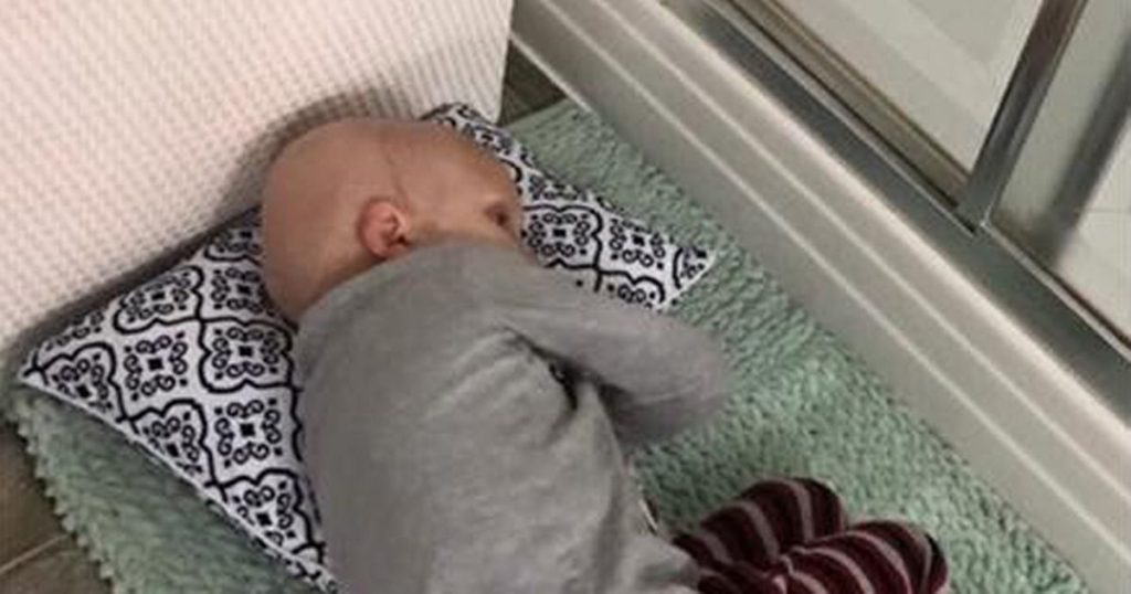 Døende gutt har en siste hjerteskjærende samtale med moren sin, mens han venter på henne utenfor dusjen