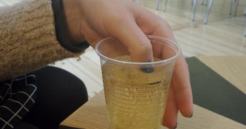 Hun putter diskré fingeren i drinken sin – da neglelakken endret farge, innser hun det utenkelige