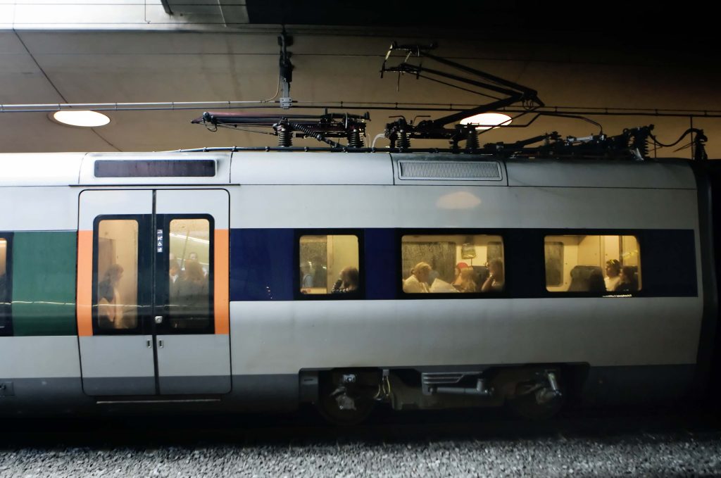 Mann onanerte foran 15-åring i toget – så tok hun en rask avgjørelse