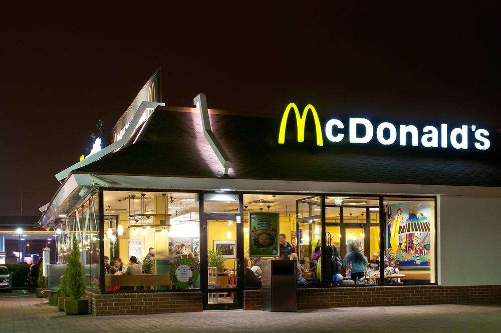 Tenåringer kastet mat og spyttet på personalet på McDonald’s: Så tok de ansatte en snedig hevn