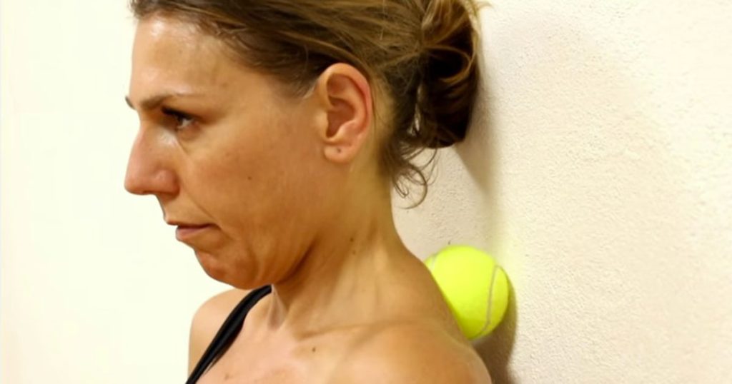 Hun tar en tennisball og trykker den mot skulderbladene  – 6 minutter senere skjer det utrolige