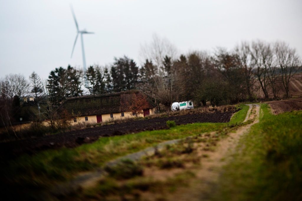 Kvinne kjørte forbi falleferdig dansk gård – synet fikk henne til å slå alarm